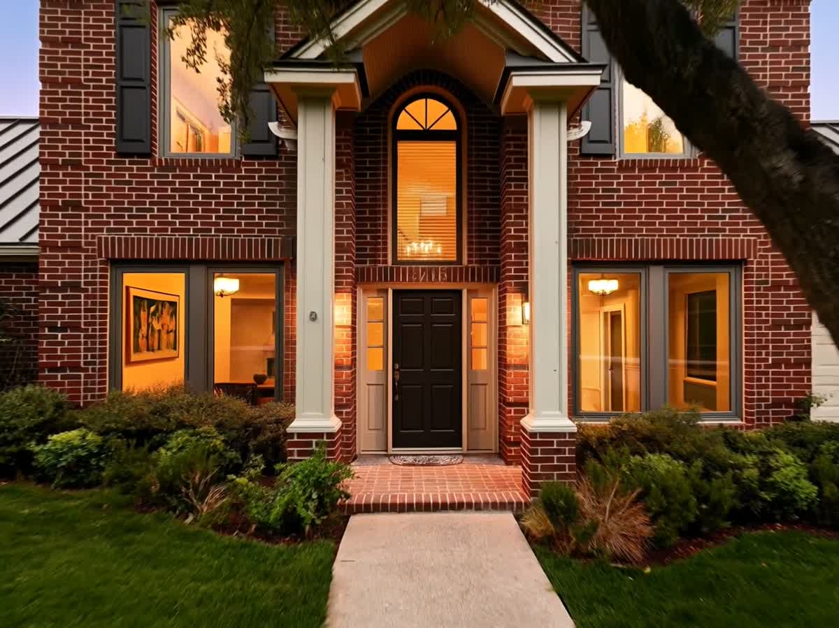 Wooded brick residence — interactive walkthrough